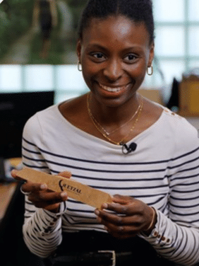 Photographie d'Ornela avec un prototype de son projet Quetzal