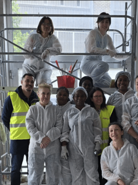 Des femmes et des hommes qui travaillent grâce à l'association Arcé