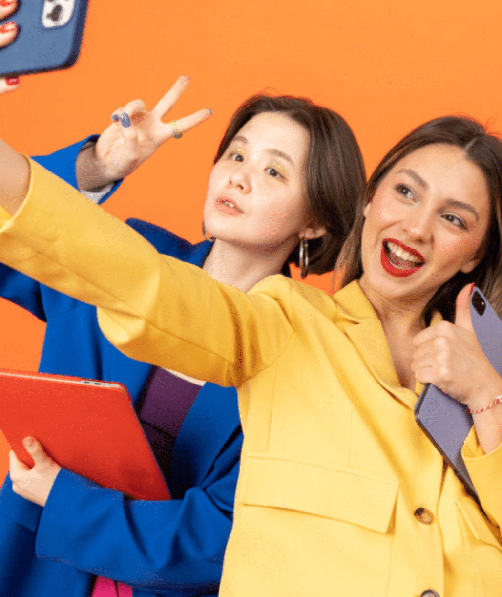 Deux femmes se prenant en photo