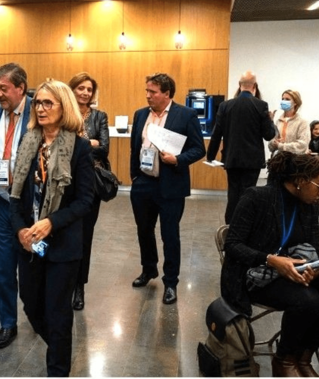 Des participants à l'événement Club Business sortent de la salle